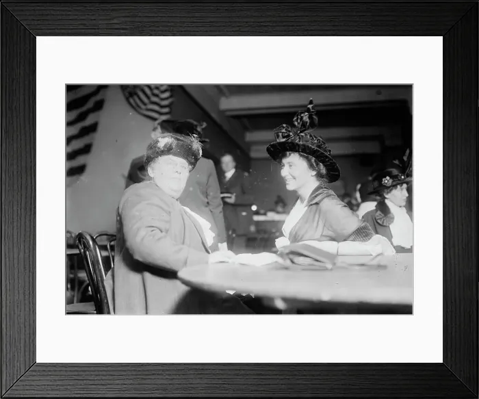 Framed Print : Mrs. R.H. Passman and Mrs. Slade, between c1910 and c1915. Creator: Bain News Service Framed Print : Mrs. R.H. Passman and Mrs. Slade, between c1910 and c1915. Creator: Bain News Service