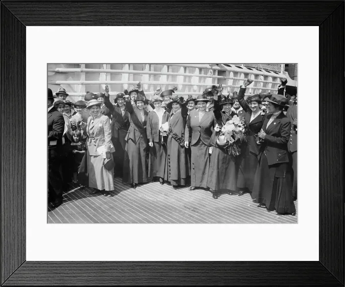 Framed Print : Nurses on ST. LOUIS, 1915. Creator: Bain News Service Framed Print : Nurses on ST. LOUIS, 1915. Creator: Bain News Service
