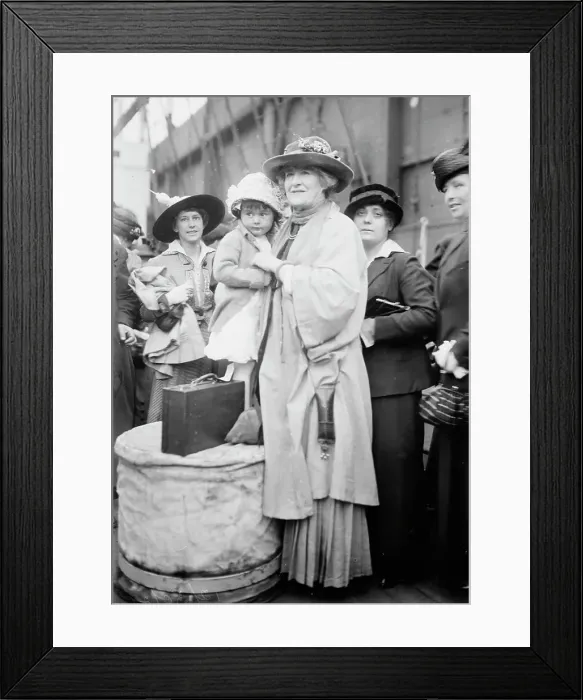 Framed Print : Ellen Terry and June E.T. Morris (Grand Niece), 1915. Creator: Bain News Service Framed Print : Ellen Terry and June E.T. Morris (Grand Niece), 1915. Creator: Bain News Service