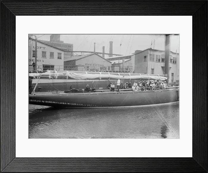 Framed Print : SHAMROCK, between c1915 and c1920. Creator: Bain News Service Framed Print : SHAMROCK, between c1915 and c1920. Creator: Bain News Service