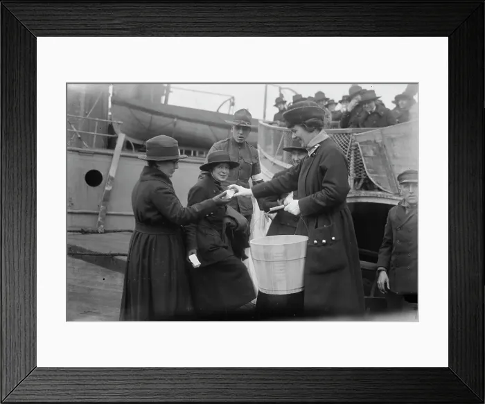 Framed Print : Unidentified men & women, between c1915 and c1920. Creator: Bain News Service Framed Print : Unidentified men & women, between c1915 and c1920. Creator: Bain News Service