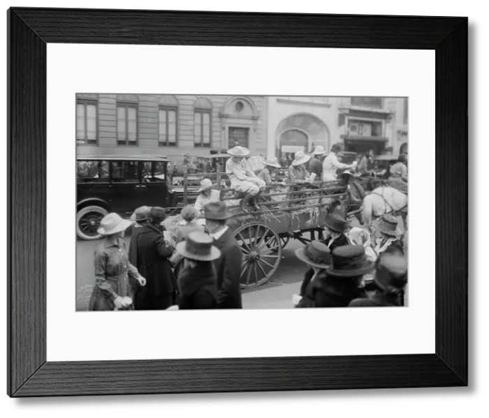 Framed Print : Women's Land Army, between c1915 and c1920. Creator: Bain News Service Framed Print : Women's Land Army, between c1915 and c1920. Creator: Bain News Service