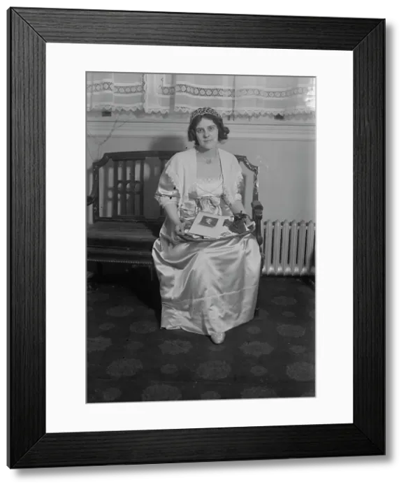 Framed Print : Beatrice Harrison, between c1915 and c1920. Creator: Bain News Service