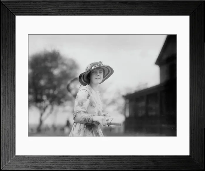 Framed Print : Cigarette girl, Governor's Isl'd [i.e. Island], between c1910 and c1915. Creator: Bain News Service