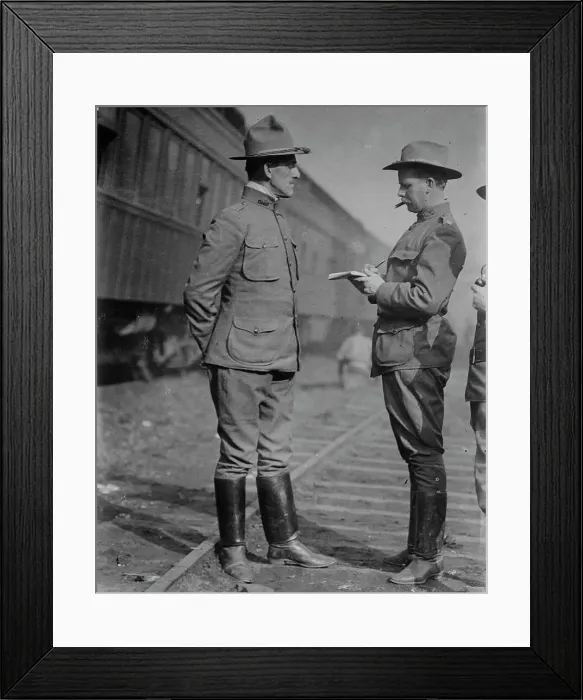 Framed Print : Gen. Speaks, Maj. Palmer, 1916. Creator: Bain News Service