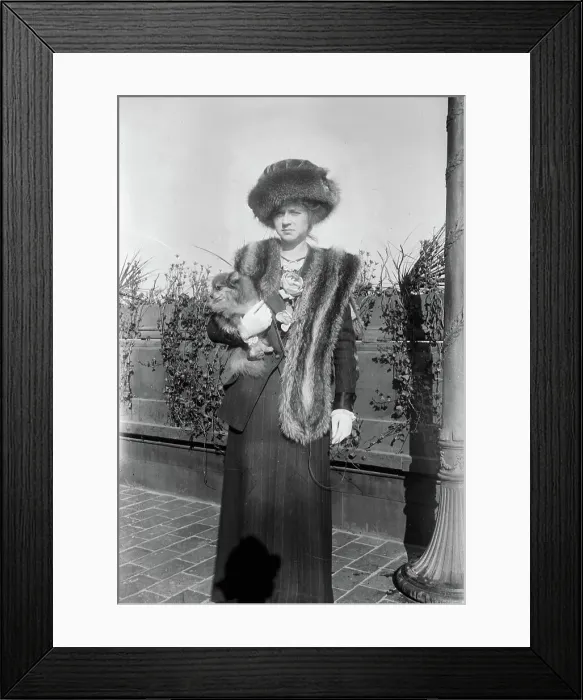 Framed Print : Miss M. Kennedy & Pomeranian [i.e. Pomeria] Buttercup, 1911. Creator: Bain News Service