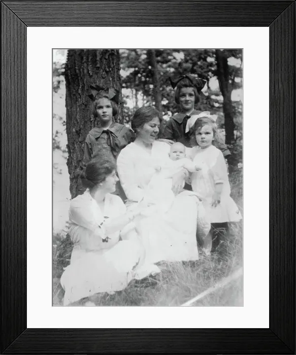 Framed Print : Mme. Louise Homer and children, 1915. Creator: Bain News Service Framed Print : Mme. Louise Homer and children, 1915. Creator: Bain News Service