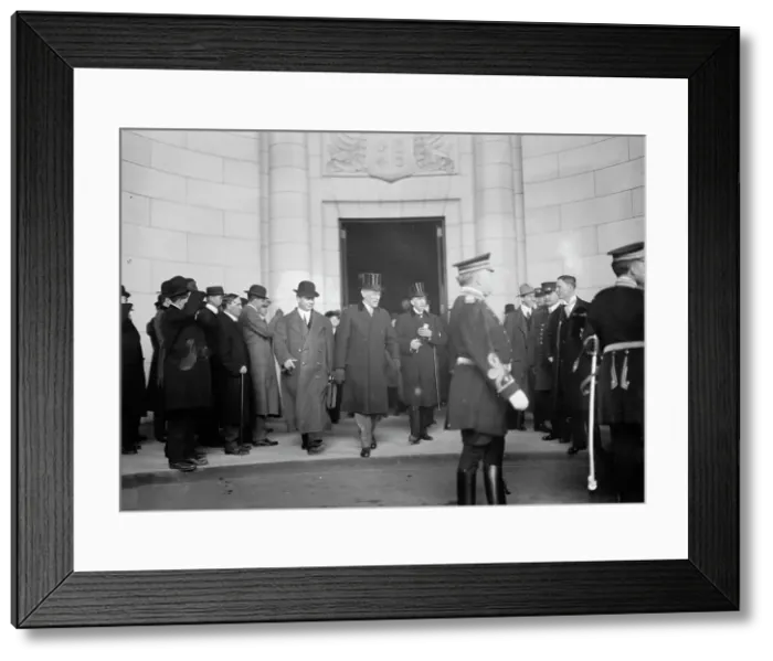 Framed Print : Wilson arrv'g. in Wash'n. 1913. Creator: Bain News Service Framed Print : Wilson arrv'g. in Wash'n. 1913. Creator: Bain News Service