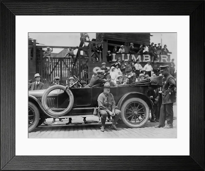 Framed Print : Colonel W.G. Bates & wife, between c1915 and c1920. Creator: Bain News Service Framed Print : Colonel W.G. Bates & wife, between c1915 and c1920. Creator: Bain News Service