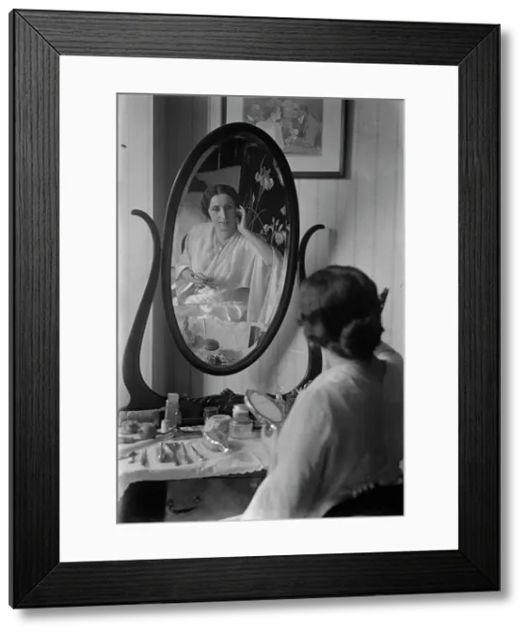 Framed Print : Amelita Galli-Curci, 1917. Creator: Bain News Service Framed Print : Amelita Galli-Curci, 1917. Creator: Bain News Service