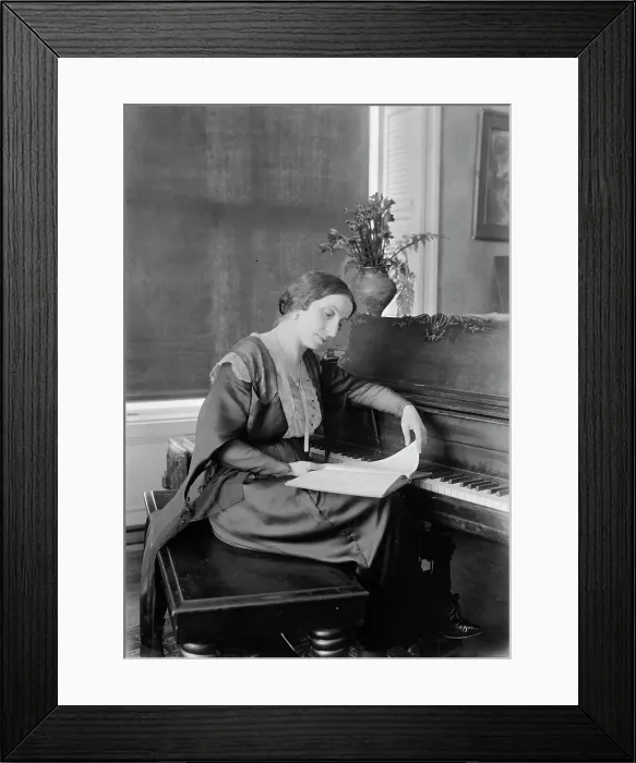 Framed Print : Amelita Galli-Curci, between c1915 and c1920. Creator: Bain News Service Framed Print : Amelita Galli-Curci, between c1915 and c1920. Creator: Bain News Service
