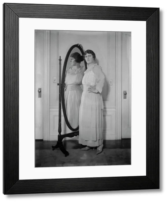 Framed Print : Alma Gluck, between c1915 and c1920. Creator: Bain News Service Framed Print : Alma Gluck, between c1915 and c1920. Creator: Bain News Service