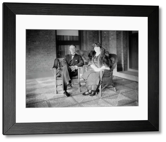 Framed Print : Governor A.E. Smith & wife, between c1915 and c1920. Creator: Bain News Service Framed Print : Governor A.E. Smith & wife, between c1915 and c1920. Creator: Bain News Service