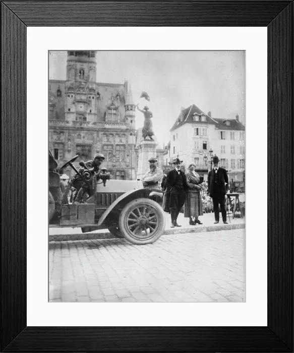 Framed Print : Mrs. Cecile Sartoris in Compiegne, between c1915 and c1920. Creator: Bain News Service Framed Print : Mrs. Cecile Sartoris in Compiegne, between c1915 and c1920. Creator: Bain News Service