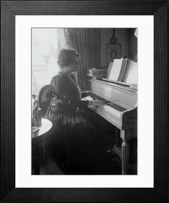 Framed Print : Frances Alda, between c1915 and c1920. Creator: Bain News Service Framed Print : Frances Alda, between c1915 and c1920. Creator: Bain News Service