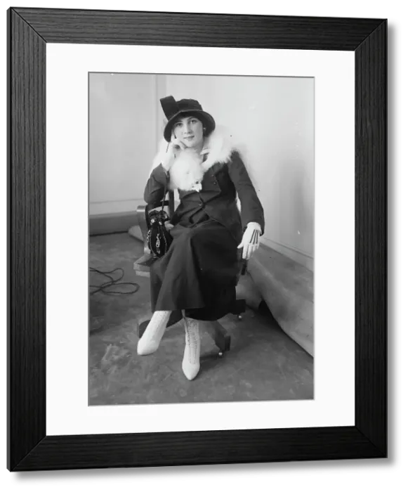Framed Print : Mrs. Earl Carroll, between c1915 and c1920. Creator: Bain News Service Framed Print : Mrs. Earl Carroll, between c1915 and c1920. Creator: Bain News Service