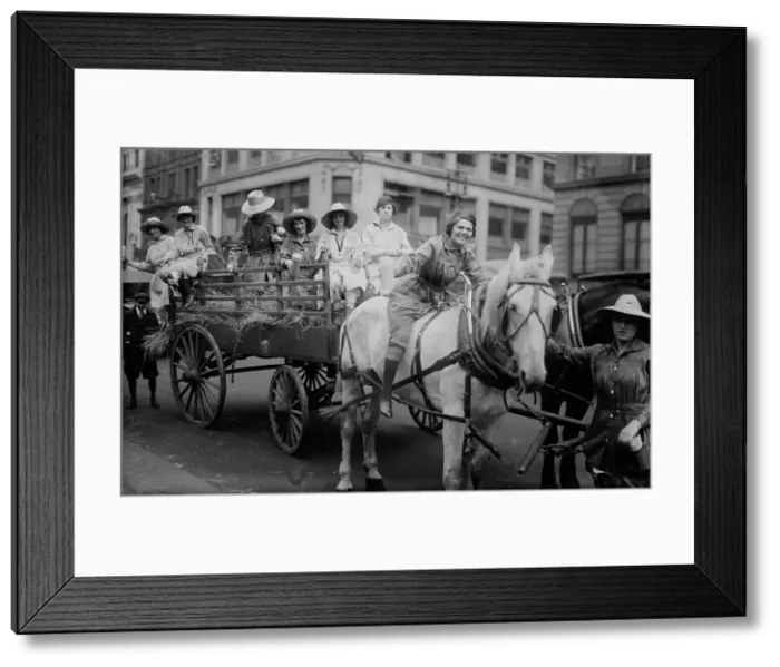 Framed Print : Women's Land Army, between c1915 and c1920. Creator: Bain News Service Framed Print : Women's Land Army, between c1915 and c1920. Creator: Bain News Service