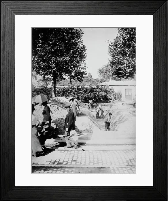 Framed Print : Port Maillot, Paris, between c1915 and c1920. Creator: Bain News Service Framed Print : Port Maillot, Paris, between c1915 and c1920. Creator: Bain News Service