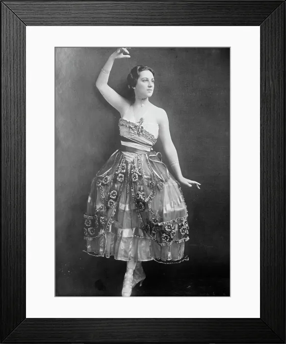 Framed Print : Florence Walton, between c1915 and c1920. Creator: Bain News Service Framed Print : Florence Walton, between c1915 and c1920. Creator: Bain News Service
