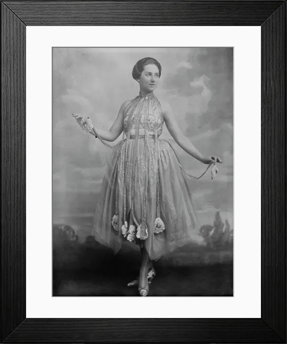 Framed Print : Florence Walton, between c1915 and c1920. Creator: Bain News Service Framed Print : Florence Walton, between c1915 and c1920. Creator: Bain News Service