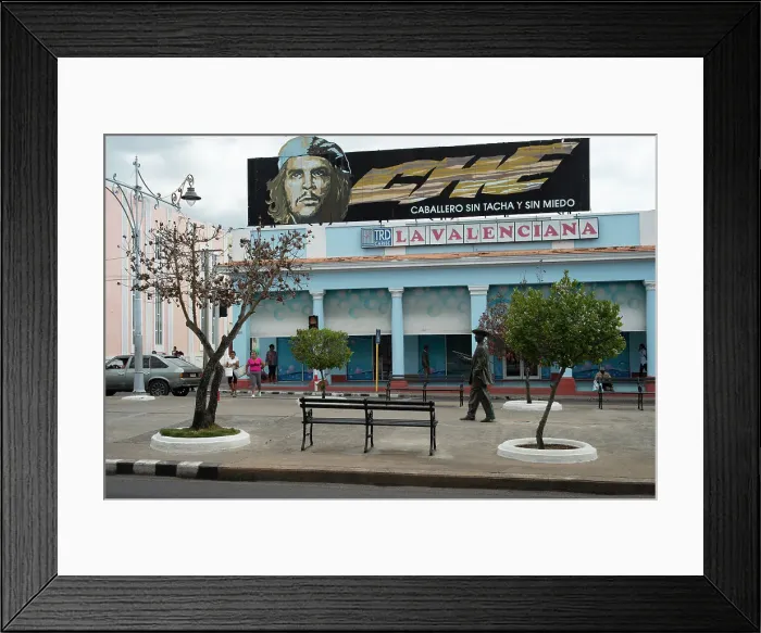 Framed Print : Sign advertising the bravery of Che Guevara overlooking the pedestrian area, Cienfuegos, Cuba, 2024 Creator: Ethel Davies Framed Print : Sign advertising the bravery of Che Guevara overlooking the pedestrian area, Cienfuegos, Cuba, 2024 Creator: Ethel Davies