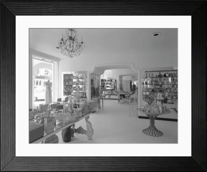 Framed Print : Elizabeth Arden, business on Worth Ave. Palm Beach, 1959. Creator: Gottscho-Schleisner, Inc Framed Print : Elizabeth Arden, business on Worth Ave. Palm Beach, 1959. Creator: Gottscho-Schleisner, Inc