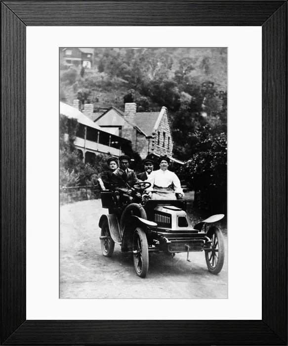 Framed Print : A 1 cylinder De Dion car and passengers, 1904 Framed Print : A 1 cylinder De Dion car and passengers, 1904