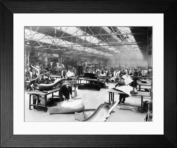 Framed Print : Workers in the Vauxhall factory, Luton, Bedfordshire, 1935 Framed Print : Workers in the Vauxhall factory, Luton, Bedfordshire, 1935