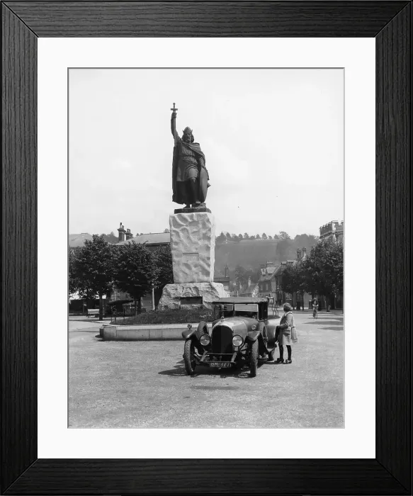 Framed Print : Bentley 3 litre by King Alfred statue in Winchester, Hampshire Framed Print : Bentley 3 litre by King Alfred statue in Winchester, Hampshire