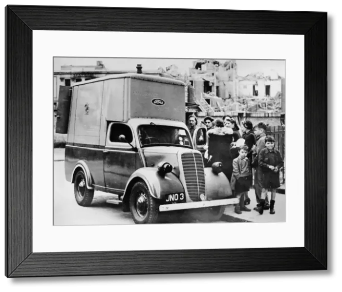 Framed Print : A Ford emergency food van, Bethnal Green, London, c1940-c1941 Framed Print : A Ford emergency food van, Bethnal Green, London, c1940-c1941