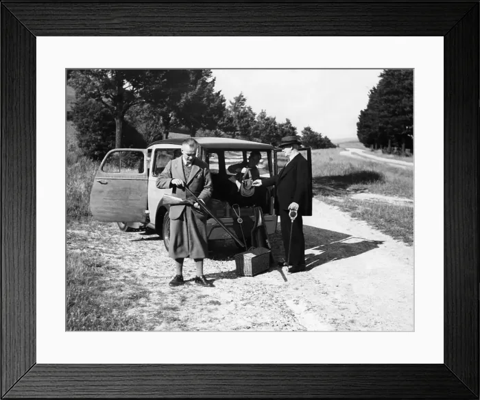 Framed Print : Men on a shoot with a 1939 Bedford HC 5 / 6cwt, c1939