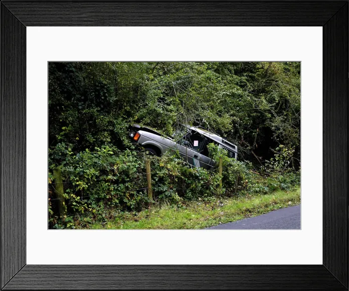 Framed Print : Land Rover Discorery 1990 Accident Framed Print : Land Rover Discorery 1990 Accident
