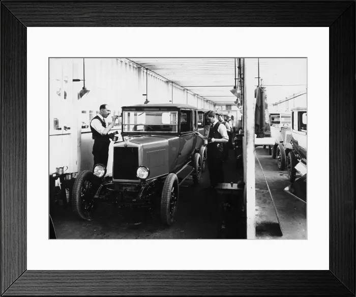 Framed Print : 1928 Morris Cowley Saloon Paint Shop, c1928 Framed Print : 1928 Morris Cowley Saloon Paint Shop, c1928