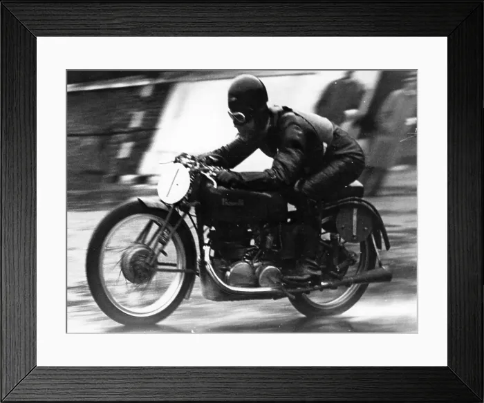 Framed Print : Ted Mellors winning the Lightweight TT Isle of Man race, on a 1939 Benelli, 1939 Framed Print : Ted Mellors winning the Lightweight TT Isle of Man race, on a 1939 Benelli, 1939