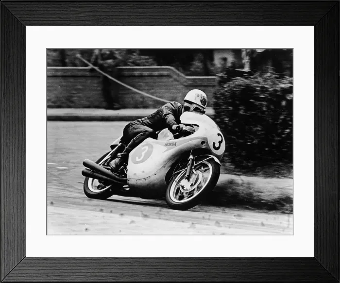 Framed Print : Bob McIntyre on a Honda, racing in the Isle of Man Junior TT, 1961 Framed Print : Bob McIntyre on a Honda, racing in the Isle of Man Junior TT, 1961