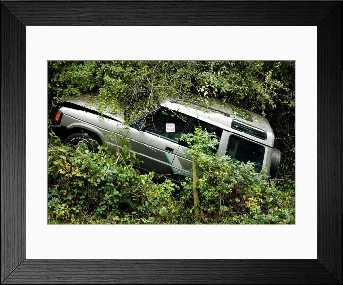 Framed Print : Land Rover Discorery 1990 Accident Framed Print : Land Rover Discorery 1990 Accident