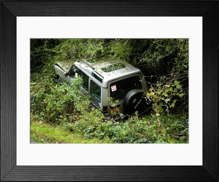 Framed Print : Land Rover Discorery 1990 Accident Framed Print : Land Rover Discorery 1990 Accident