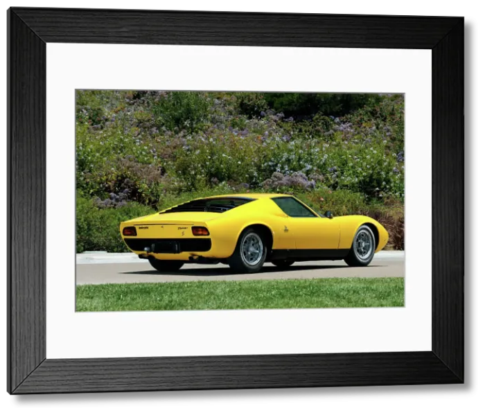 Framed Print : Lamborghini Miura p400s 1970. Artist: Simon Clay Framed Print : Lamborghini Miura p400s 1970. Artist: Simon Clay