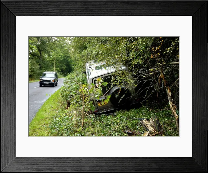 Framed Print : Land Rover Discorery 1990 Accident Framed Print : Land Rover Discorery 1990 Accident