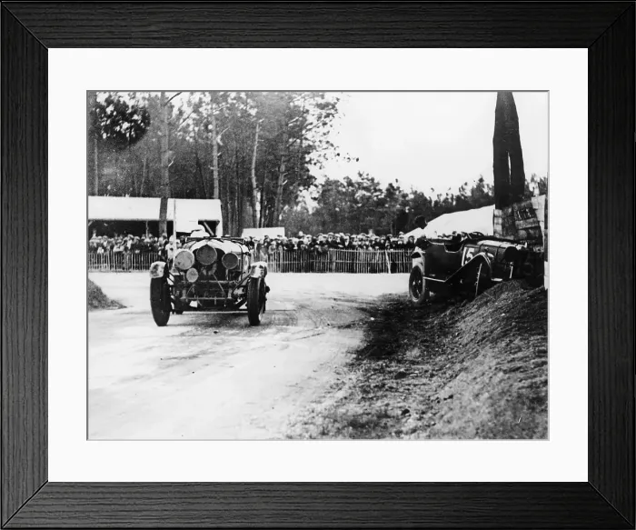 Framed Print : Bentley passing crashed Lagonda, Le Mans 24 Hours, 1928 Framed Print : Bentley passing crashed Lagonda, Le Mans 24 Hours, 1928