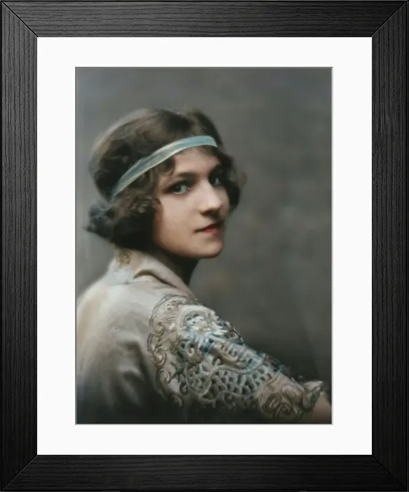 Framed Print : Isadora Duncan dancer, portrait photograph, between 1915 and 1923. Creator: Arnold Genthe Framed Print : Isadora Duncan dancer, portrait photograph, between 1915 and 1923. Creator: Arnold Genthe
