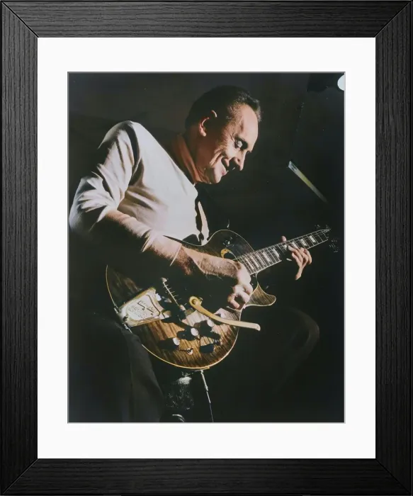 Framed Print : Portrait of Les Paul, Fat Tuesday, New York, N.Y. ca. 1980s. Creator: William Paul Gottlieb Framed Print : Portrait of Les Paul, Fat Tuesday, New York, N.Y. ca. 1980s. Creator: William Paul Gottlieb
