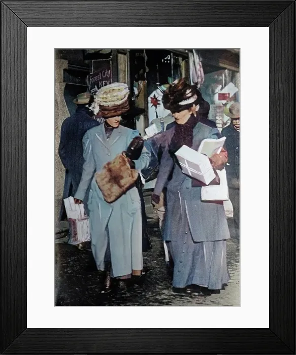 Framed Print : Christmas shoppers, between c1910 and c1915. Creator: Bain News Service