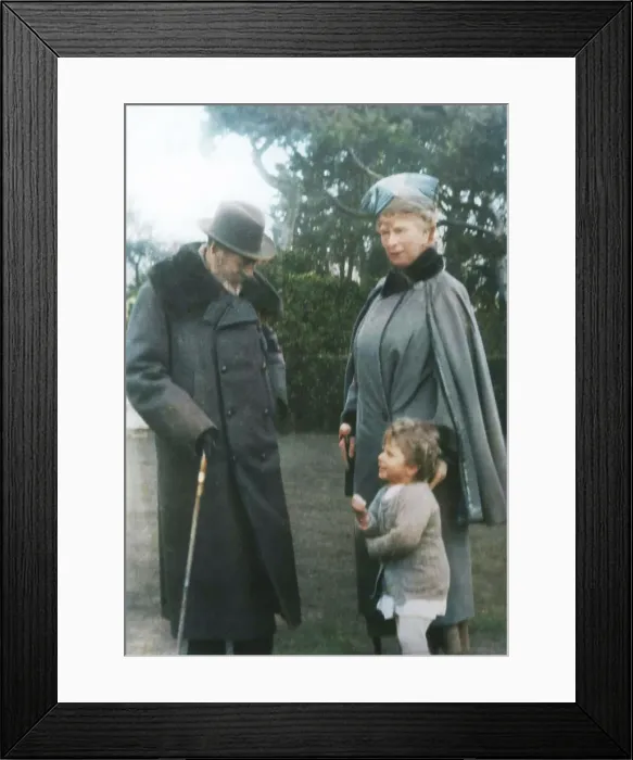 Framed Print : Their Majesties the King & Queen with Princess Elizabeth at Craigweil House, Bognor, c1930. Creator: Unknown. Their Majesties the King & Queen with Princess Elizabeth at Craigweil House, Bognor, c1930. Creator: Unknown Framed Print : Their Majesties the King & Queen with Princess Elizabeth at Craigweil House, Bognor, c1930. Creator: Unknown. Their Majesties the King & Queen with Princess Elizabeth at Craigweil House, Bognor, c1930. Creator: Unknown
