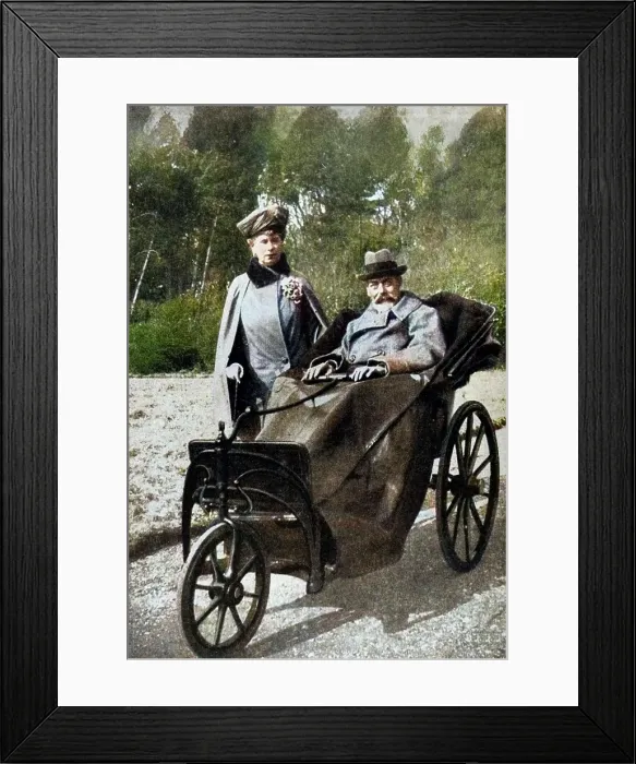 Framed Print : King George V and Queen Mary at Craigwell House, Aldwick, near Bognor Regis, c1930s (1936). Creator: Unknown Framed Print : King George V and Queen Mary at Craigwell House, Aldwick, near Bognor Regis, c1930s (1936). Creator: Unknown