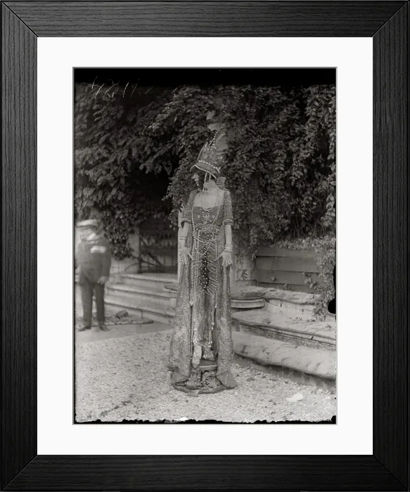 Framed Print : Marchesa Luisa Casati at Palazzo Venier dei Leoni, 1913. Creator: Fortuny y Madrazo, Mariano (1871-1949) Framed Print : Marchesa Luisa Casati at Palazzo Venier dei Leoni, 1913. Creator: Fortuny y Madrazo, Mariano (1871-1949)