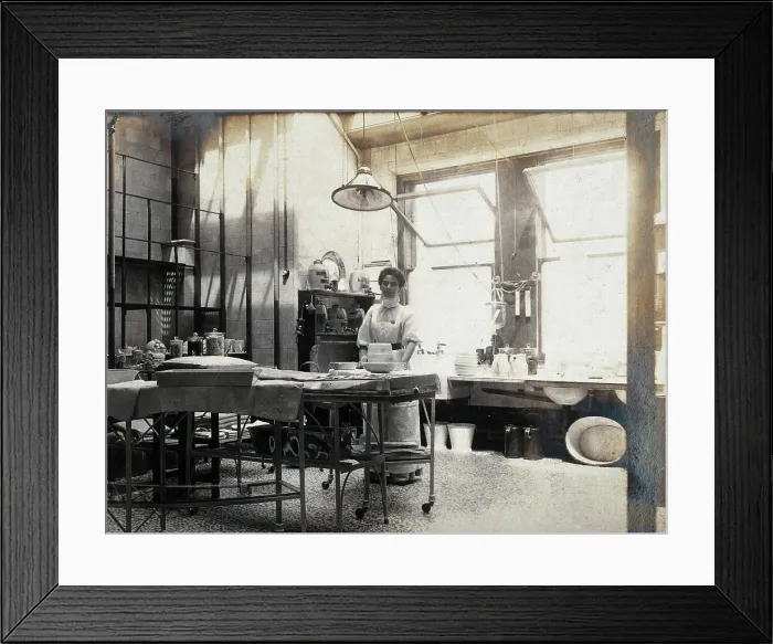 Framed Print : St Bartholomew's Hospital, London: nurse in operating theatre, c1890. Creator: Unknown. St Bartholomew's Hospital, London: nurse in operating theatre, c1890. Creator: Unknown Framed Print : St Bartholomew's Hospital, London: nurse in operating theatre, c1890. Creator: Unknown. St Bartholomew's Hospital, London: nurse in operating theatre, c1890. Creator: Unknown