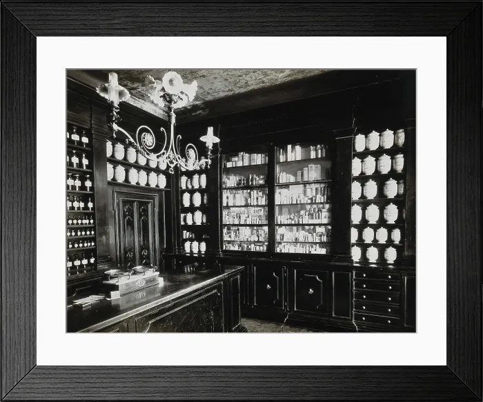 Framed Print : Wellcome Historical Medical Museum, Wigmore Street, London: a display of pharmacy jars. Creator: Unknown Framed Print : Wellcome Historical Medical Museum, Wigmore Street, London: a display of pharmacy jars. Creator: Unknown