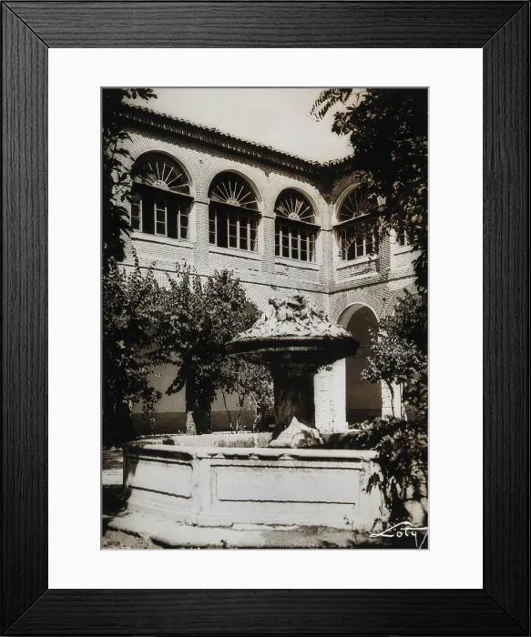 Framed Print : Hospital, Medina del Campo: the fountain in the courtyard, c1900. Creator: Unknown Framed Print : Hospital, Medina del Campo: the fountain in the courtyard, c1900. Creator: Unknown