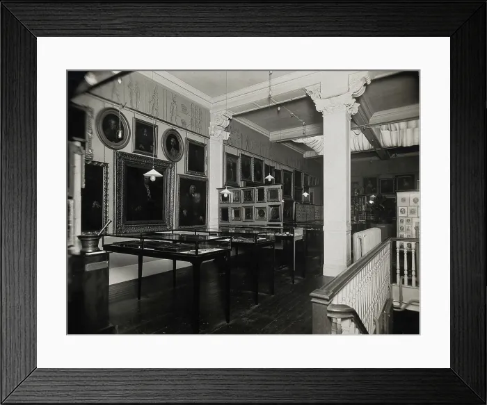 Framed Print : Wellcome Historical Medical Museum, Wigmore Street, London: Gallery of Pictures, c1910s. Creator: Unknown Framed Print : Wellcome Historical Medical Museum, Wigmore Street, London: Gallery of Pictures, c1910s. Creator: Unknown